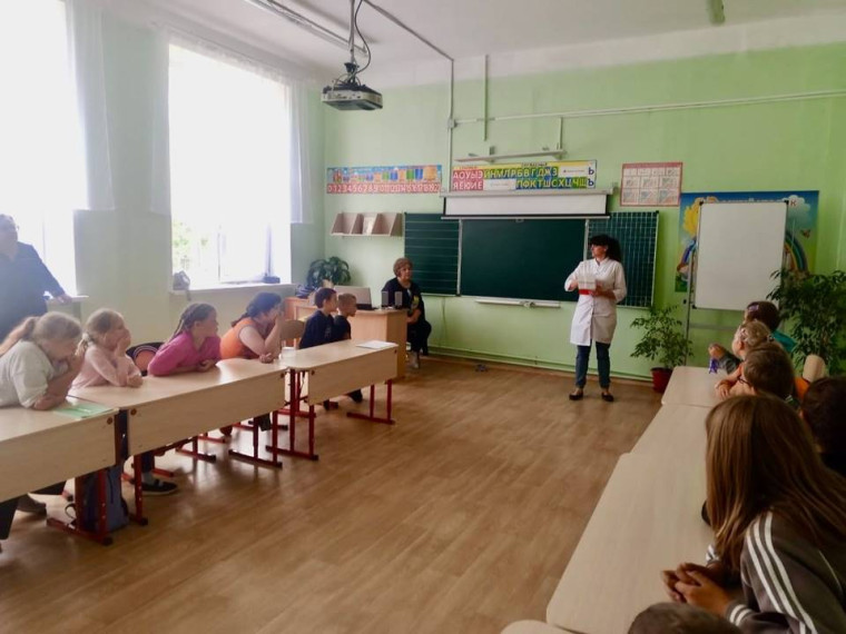 Участники познавательного мероприятия, посвящённого безопасности и здоровью.