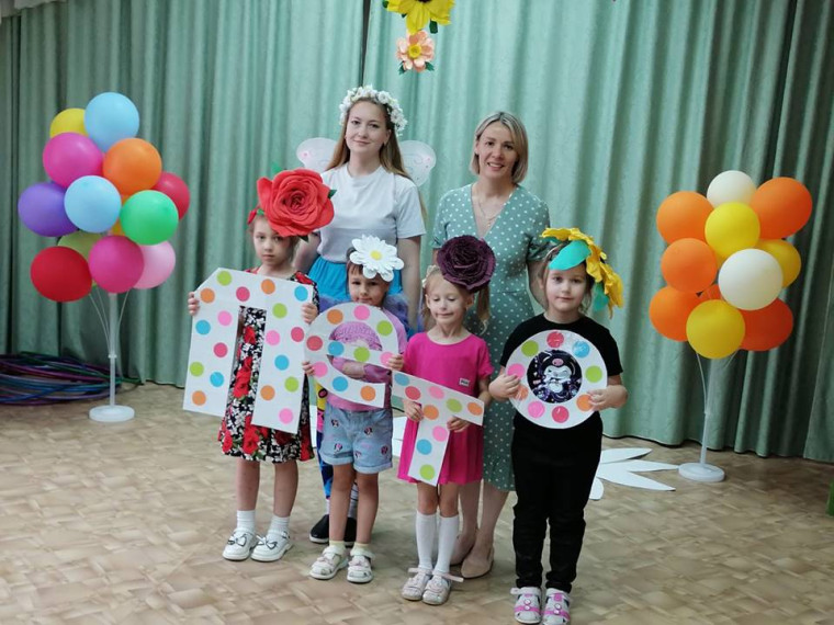 Участники праздника Летнее путешествие на полянку чудес.